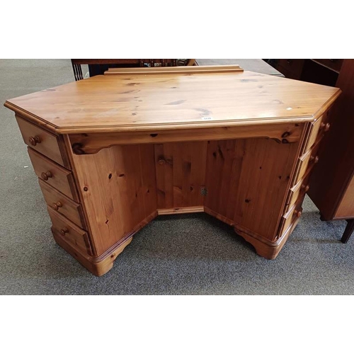 PINE CORNER DESK, THE CENTRALLY SET KNEE-HOLE PANEL DOOR FLA...