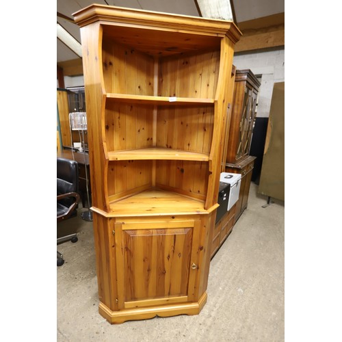 Pine corner display unit