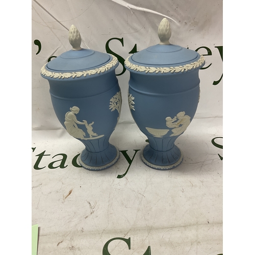 Wedgwood pair of lidded urns in traditional blue, depicting ...